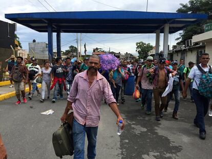 Los migrantes, tras derribar la valla de la frontera, gritan: "¡Sí se pudo!".