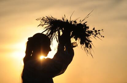 Celebración del Festival Rusalle (Festival de las Sirenas) en el que se baila y se canta alrededor del fuego, también se lanzan coronas de flores al río para buscar la protección de la cosecha, en la localidad bielorrusa de Nezhyn.