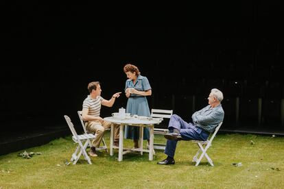 Escena de la obra 'Tots eren fills meus', Teatre Lliure, Barcelona.