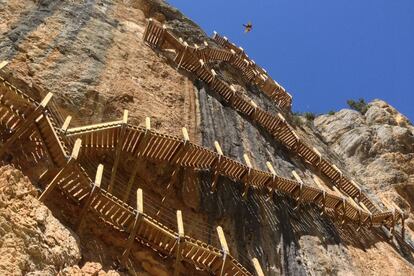 The most hair-raising part of this walk that takes you along the Mont-rebei gorge – 500 meters high and barely 20 meters wide – has a steel handrail to stop you falling into the abyss. Running through the gorge is the River Noguera Ribagorzana on the border between Aragon and Catalonia in the Montsec mountain range. The round trip is 14 kilometers, with the footbridge of Montfalcó providing the dramatic ending. You can hire mountain guides if needed from the Montfalcó hostal. (www.guiasdelmontsec.es).