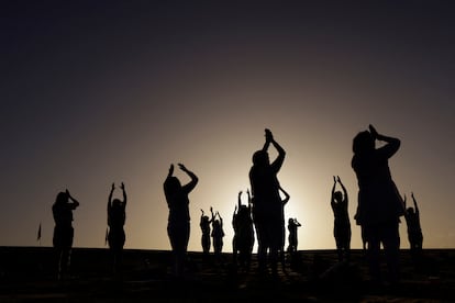 Entusiastas del yoga participan en una clase en las dunas de Samalayuca, a las afueras de Ciudad Juárez (México), el pasado sábado.