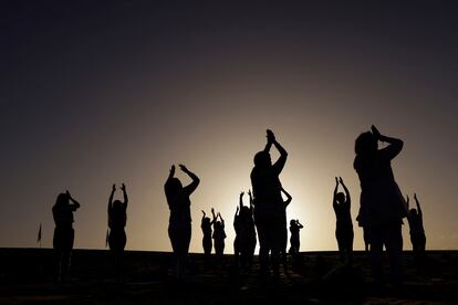 Entusiastas del yoga participan en una clase en las dunas de Samalayuca, a las afueras de Ciudad Juárez (México), el pasado sábado.