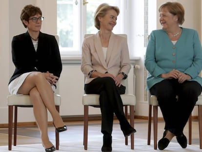 De izquierda a derecha, Annegret Kramp-Karrenbauer, Ursula von der Leyen y Angela Merkel, este miércoles en Berlín.