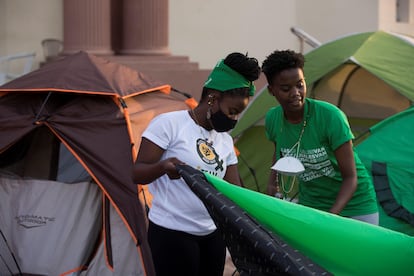 Feminist camp in front of the National Palace demands decriminalization of abortion in the Dominican Republic