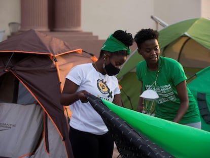 Dos jóvenes levantan una carpa frente al Palacio Nacional en Santo Domingo para exigir la despenalización del aborto, en marzo de 2021.