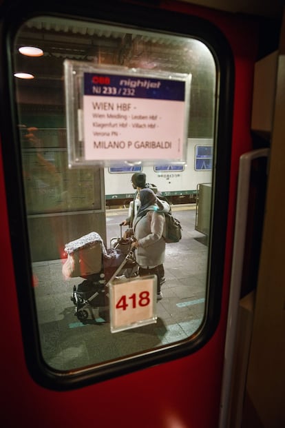 Una familia en una estación del trayecto del tren nocturno Viena-Milán.