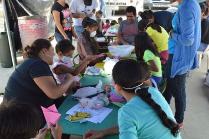Un grupo de psicólogos atiende a los niños sobrevivientes