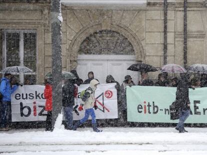 Los trabajadores de EITB protestan en la puerta principal del Parlamento