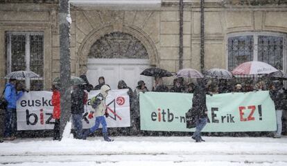 Los trabajadores de EITB protestan en la puerta principal del Parlamento