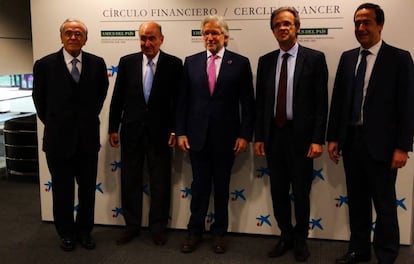 En el centro, Josep Sánchez Llibre, acompañado por Isidre Fainé, Miquel Roca, Jordi Gual y Gonzalo Gortázar.