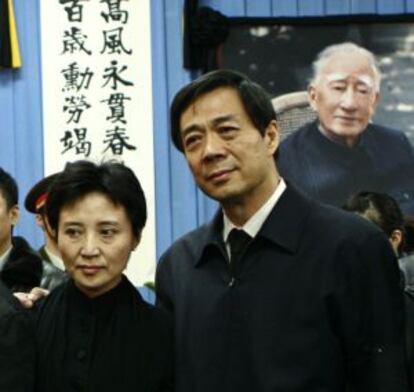 Gu Kailai posa con su esposo, Bo Xilai, en una imagen de archivo.