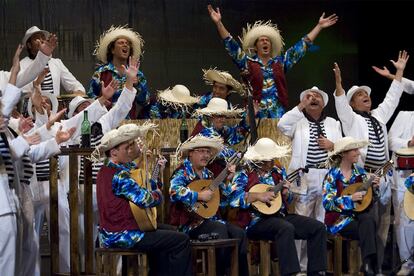 El coro Cantinero de Cuba, en el concurso de agrupaciones del Carnaval de Cádiz el pasado 30 de enero.