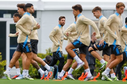 Lionel Messi, al centro, en el entrenamiento del 2 de septiembre en la Asociación de Fútbol Argentino, en Ezeiza (Argentina).