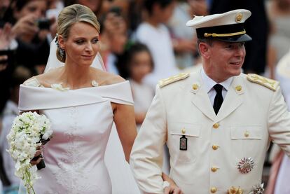 El matrimonio de Alberto y Charlene de Mónaco ha estado siempre rodeado de polémica, en la que muchos medios de comunicación apuntan a que es más una unión en la que prevalece el mutuo interés ante el amor. Se casaron en 2011 y tres años después nacieron Jaime y Gabriela, que no son los primeros hijos del príncipe, ya que ha tenido varias relaciones extramatrimoniales y ha reconocido a dos hijos fuera del matrimonio.