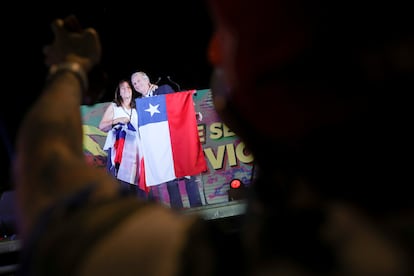 José Antonio Kast, candidato presidencial de Chile, y su esposa, Maria Pia Adriasola Barroilhet, tras obtener los resultados de la primera vuelta de las elecciones en Santiago, el pasado 21 de noviembre.