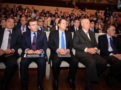 Juan Carlos Escotet, en el centro, con varios directivos del banco, y el expresidente Jos&eacute; Mar&iacute;a Castellano, a la derecha.
