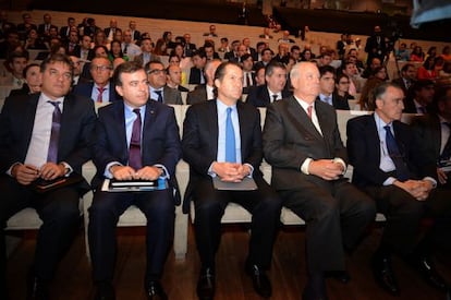 Juan Carlos Escotet, en el centro, con varios directivos del banco, y el expresidente Jos&eacute; Mar&iacute;a Castellano, a la derecha.