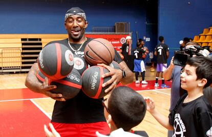 O ex-jogador da NBA, Amar Stoudemire, sorri durante uma oficina de basquete para jovens, no dia 8 de agosto em Jerusalém (Israel).