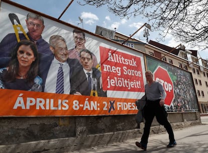Poster electoral del Gobierno de Fidesz en Budapest contra el magnate húngaro-estadounidense George Soros y miembros de la oposición.