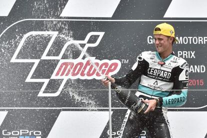 Danny Kent celebra el triunfo en Alemania.