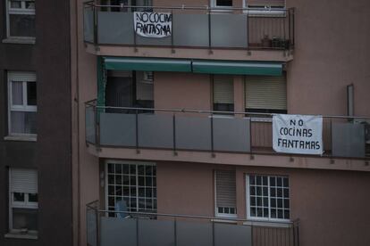Protesta dels veïns contra la implantació d'una cuina fantasma al carrer Puigcerdà.