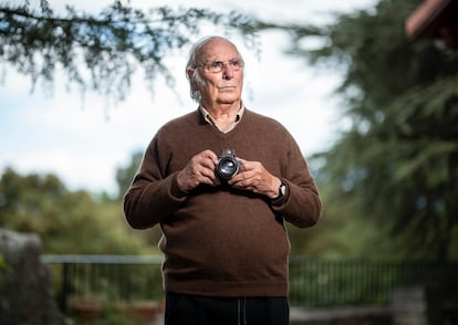 El fotógrafo y director Carlos Saura, en su jardín de casa en Collado Mediano (Madrid).