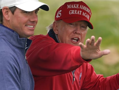 Donald Trump, candidato republicano a la Casa Blanca en 2024, jugaba el día 4 al golf en Doonbeg, Irlanda.