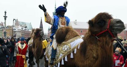 Imagen la cabalgata de reyes en Varsovia.