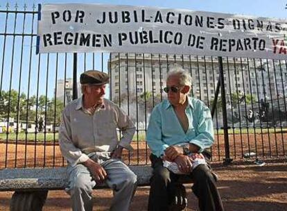 Dos jubilados conversan en la plaza de Buenos Aires donde se encuentra el Congreso, el pasado jueves.