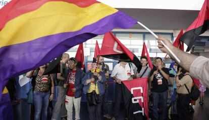 Pasajeros del viaje que rememora la travesía del 'Stanbrook', que zarpó de Alicante con 2.600 republicanos hace 75 años.