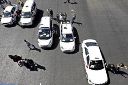Aspecto de la manifestación que las asociaciones gremiales del sector del taxi han convocado en Madrid contra los efectos de la nueva Ley de Ordenación del Transporte Terrestre (LOTT). EFE/Archivo