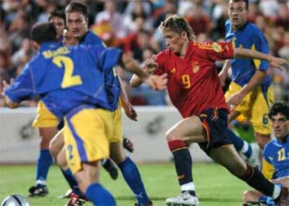 España se dio un festín de goles (4-0) en su último partido amistoso antes de partir hacia tierras lusas. Enfrente tuvo a un rival de trapo, Andorra, donde sólo un futbolista es profesional. Lo único que sacó de conclusión Iñaki Sáez es que los teóricos suplentes jugaron mejor que el <i>once</i> inicial.