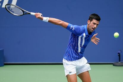 Djokovic devuelve de revés ante Edmund en la Arthur Ashe de Nueva York.