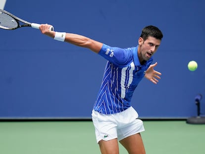 Djokovic devuelve de revés ante Edmund en la Arthur Ashe de Nueva York.