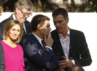 El líder de Ciudadanos, Albert Rivera (izquierda), conversa con Pedro Sánchez, secretario general del PSOE, antes del inicio del desfile.