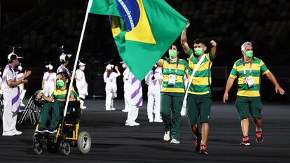 Os porta-bandeiras Evelyn de Oliveira e Petrúcio Ferreira, que representaram a delegação brasileira na abertura dos Jogos Paralímpicos Tóquio 2020, nesta terça-feira, 24 de agosto, na capital japonesa.