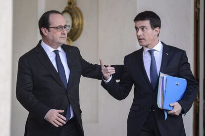 O presidente francês, François Hollande (esquerda), e o primeiro-ministro, Manuel Valls, após reunião do Conselho de Ministros, em Paris.