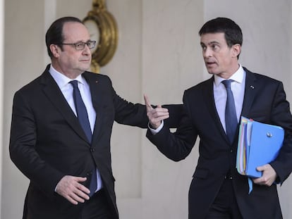 O presidente francês, François Hollande (esquerda), e o primeiro-ministro, Manuel Valls, após reunião do Conselho de Ministros, em Paris.