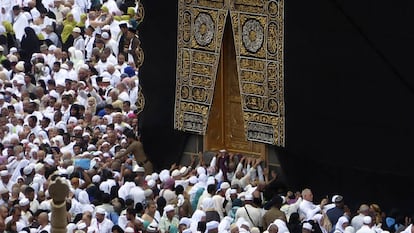 Peregrinos muçulmanos rezam próximo a Kaaba, em Meca, na segunda-feira.