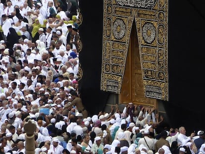 Peregrinos muçulmanos rezam próximo a Kaaba, em Meca, na segunda-feira.