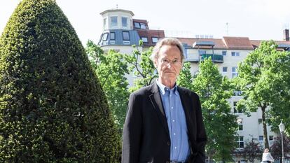 El escritor alemán Bernhard Schlink en la plaza berlinesa Viktoria Luise, el pasado 13 de mayo.
