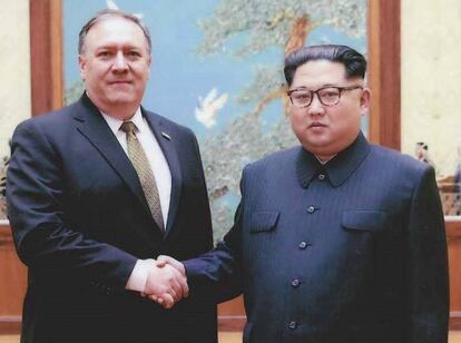 El secretario de Estado Mike Pompeo, junto al líder de Corea del Norte, Kim Jong-un, en Pyonyang el pasado 26 de abril.