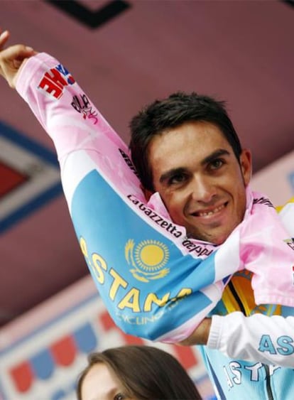 Alberto Contador (Astana) se vuelve a enfundar la 'maglia rosa'