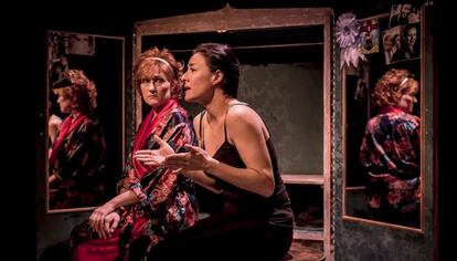 De izquierda a derecha, Noelia Noto y Carolina Román en la obra de teatro 'Adentro'.