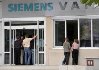 Unos trabajadores, fotografiados en el exterior de una fábrica de Siemens. EFE/Archivo