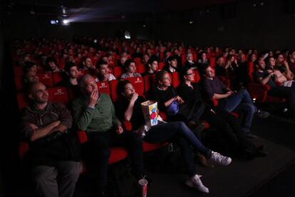 Pase de la pelicula 8 apellidos vascos, en los cine Princesa, en el primer dia de la fiesta del cine.