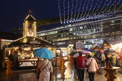 Los visitantes caminan por el mercado de Navidad de Breitscheidplatz en Berlín.  