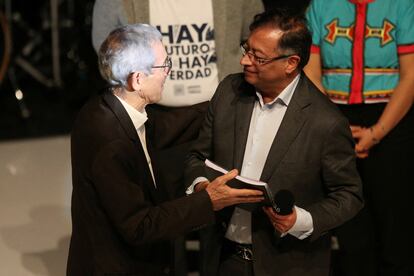 Francisco de Roux entrega el informe de la Comisión de la Verdad al presidente electo, Gustavo Petro, el pasado 28 de junio en Bogotá (Colombia).