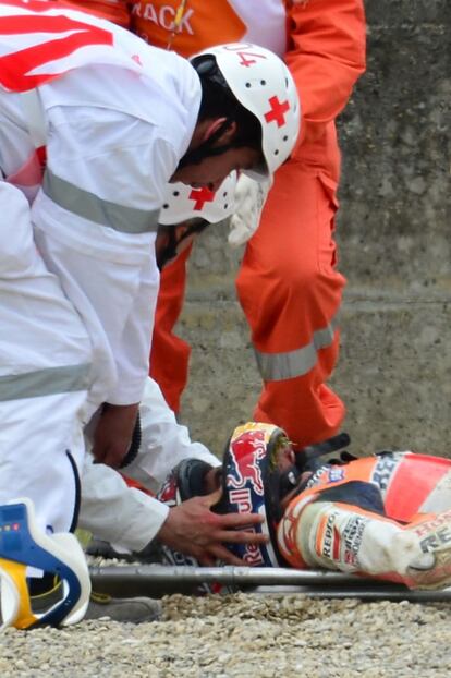 Márquez es atenido tras sufrir una caída durante la jornada de entrenamientos libres previa al GP de Italia disputado en Mugello el pasado mayo.