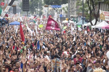 Los manifestantes que apoyaron la marcha de López Obrador recorrieron calles del centro de México DF.
